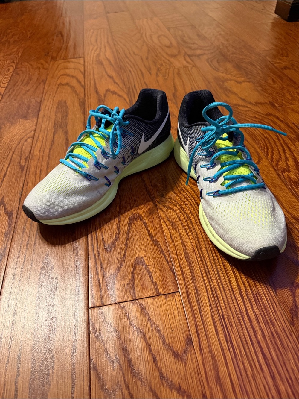 Nike Menโs Athletic Shoes in Light Gray, Neon Yellow and Blue